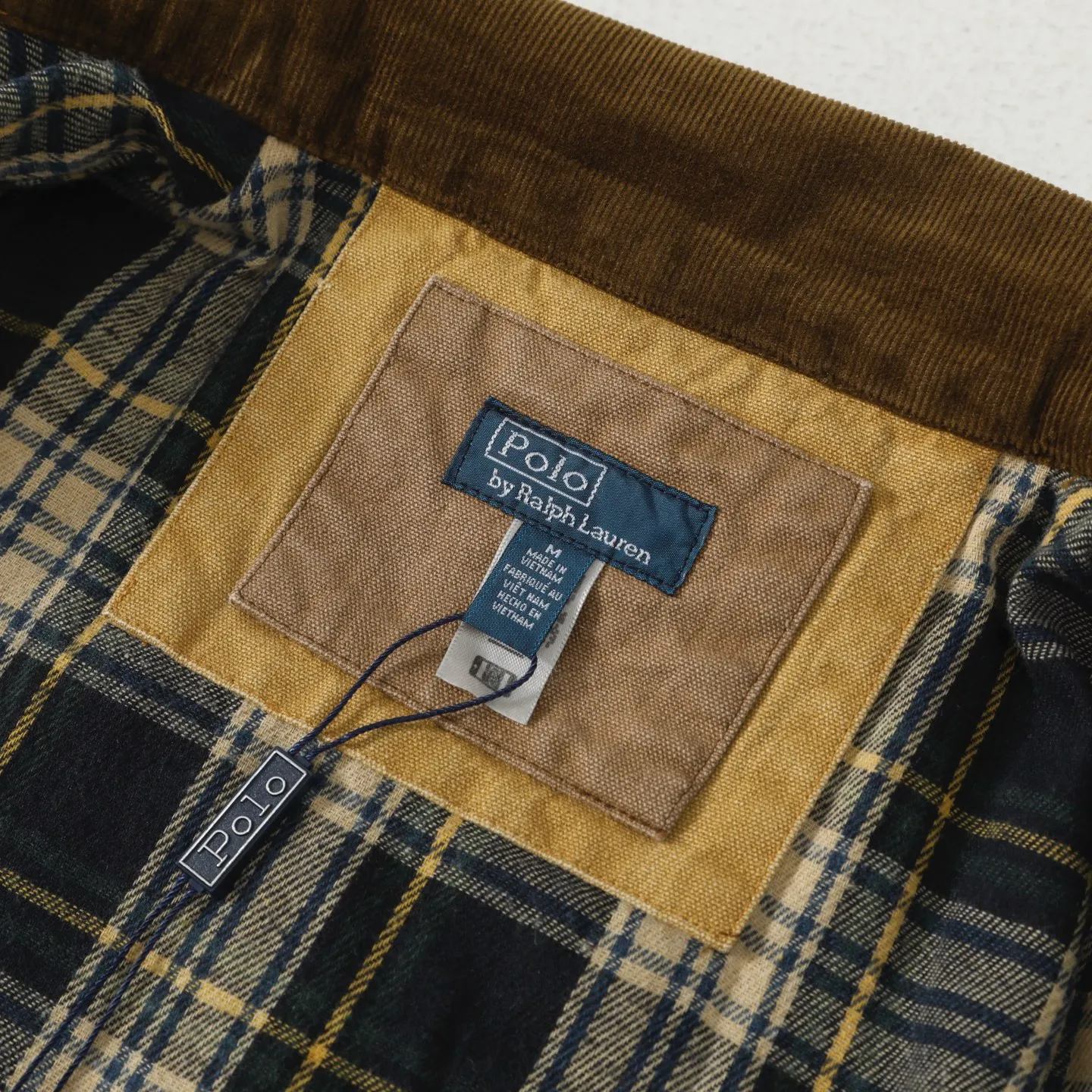 P490 #R13 Ralph Lauren Polo Country Hunting Heavy Industry Second-hand Jacket POLO Ralph Lauren 25th Spring New Casual Splicing Versatile Jacket WMPOOTWN Top is light and soft to wear, which is also a very popular Barn style recently. The version is very correct, comfortable to wear and has a sense of style at the same time. The splicing details are also very exquisite. The 100% pure cotton has just the right hardness and is not that stiff!! It is a very outstanding piece, and the texture and fit can be seen immediately on the upper body. This collection is fantastic, both in design and fabric. Retro and timeless Color: Khaki Size: M-XXL M: Bust 120 Length 72 Sleeve length 62 Shoulder width 49 L: Bust 124 Length 74 Sleeve length 63 Shoulder width 50